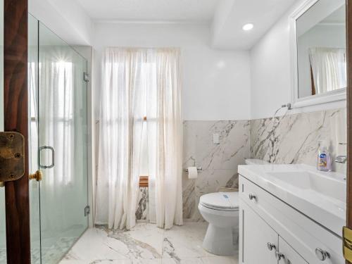 Centrally located spacious estate on 20 acres with a salt pool in Oviedo, USA