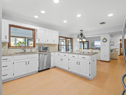 Centrally located spacious estate on 20 acres with a salt pool in Oviedo, USA