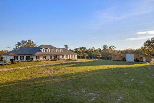 Centrally located spacious estate on 20 acres with a salt pool in Oviedo, USA