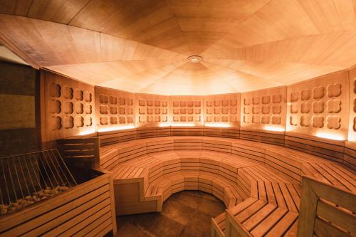 Therme Laa Hotel Silent Spa Villas in 塔亞