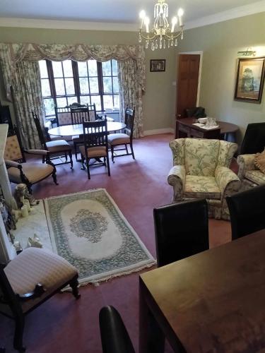 Pinewood Lodge Guest House - image 4