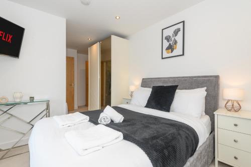 Luxury 3-Bed, 3-Bath Penthouse - Leeds City Centre - underground parking - Tap to explore photos