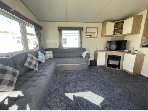 3 Bed Caravan Sleeps 8 - Parking Bbq Pool