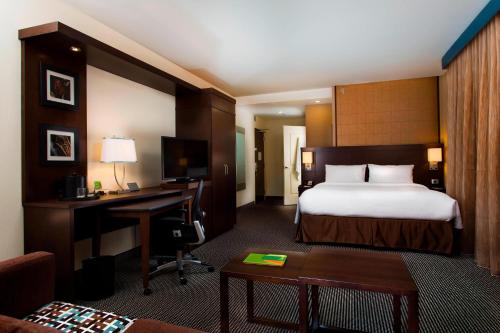Courtyard by Marriott Montreal Downtown - image 2