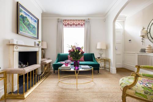 The Impressionists Fireplace – 3 Bedroom Home in Chelsea, Londýn