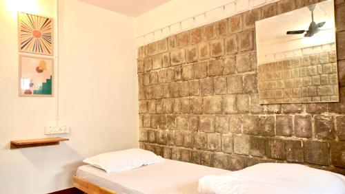 2 twin beds