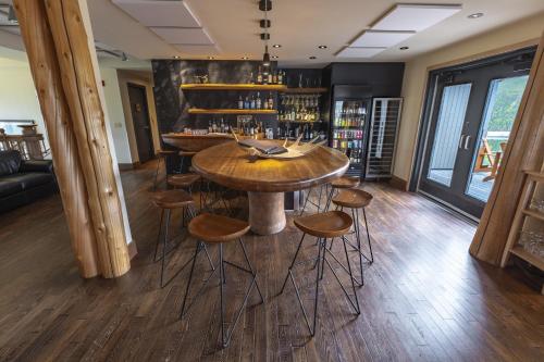 Pub/Lounge, Auberge de Montagne des Chic-Chocs Mountain Lodge - Sepaq in Sainte-Anne-Des-Monts (QC)