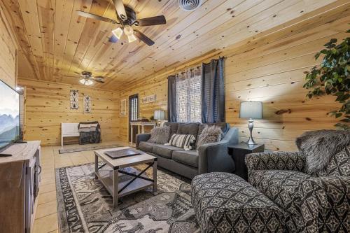 Strawberry Wine Romantic Hot Tub Cabin in Mt Zion