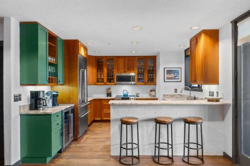 Whiskey Ridge - Spacious Mountain Modern Condo - Easy Walk to Base, Two Patios, 2 Main Suites, Grill