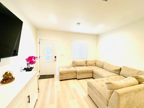 New Spacious 2BR2BA in Anaheim near Disneyland in Anaheim, USA