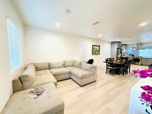 New Spacious 2BR2BA in Anaheim near Disneyland in Anaheim, USA