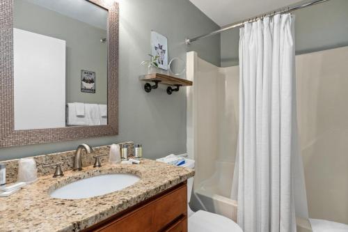 Mountain Inn Lodge 55 with Wintergreen Advantage in Wintergreen, USA