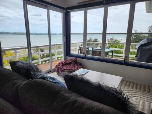 Beachfront bach w beautiful sunsets, pizza oven, handy to town in Tamaterau