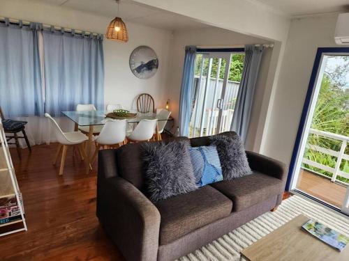 Beachfront bach w beautiful sunsets, pizza oven, handy to town in Tamaterau