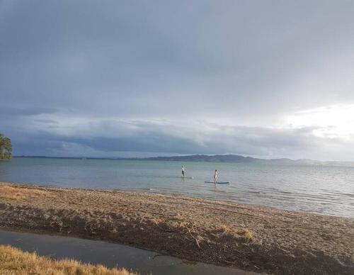 Beachfront bach w beautiful sunsets, pizza oven, handy to town in Tamaterau