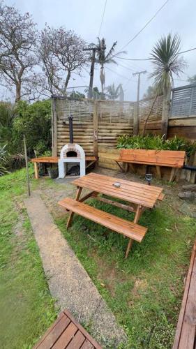 Dārzs, Beachfront bach w beautiful sunsets, pizza oven, handy to town in Tamaterau