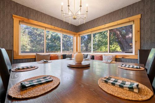 Cozy retreat on private estate with Hot Tub - image 2