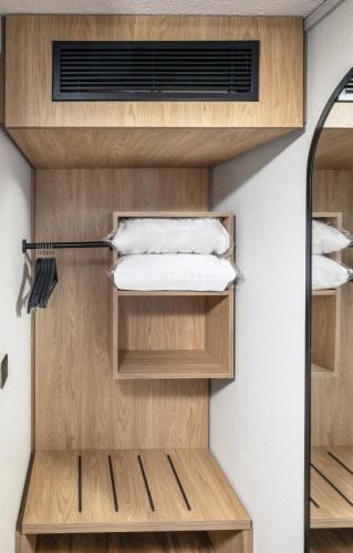 2 twin beds