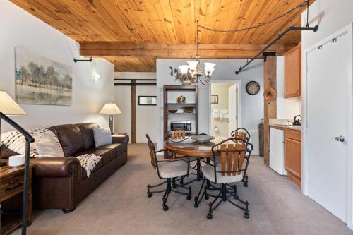 Mountain Inn Studio 53 with Wintergreen Advantage in Wintergreen, USA