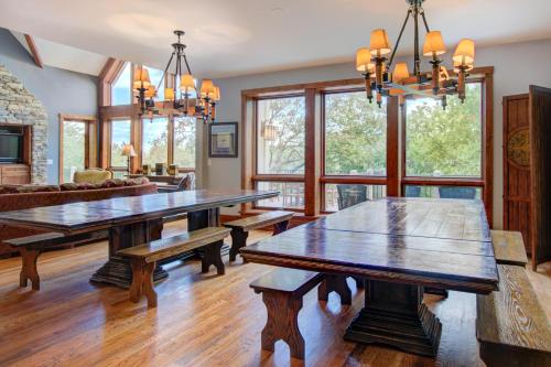 Blue Ridge Retreat with Wintergreen Advantage in Wintergreen, USA