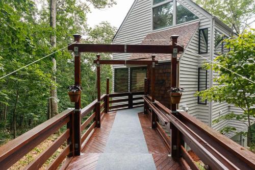 Black Dog Treehouse with Wintergreen Advantage - image 2