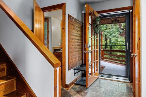 Black Dog Treehouse with Wintergreen Advantage - main image