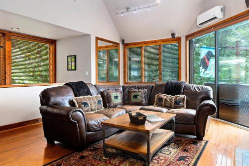 Black Dog Treehouse with Wintergreen Advantage in Wintergreen, USA