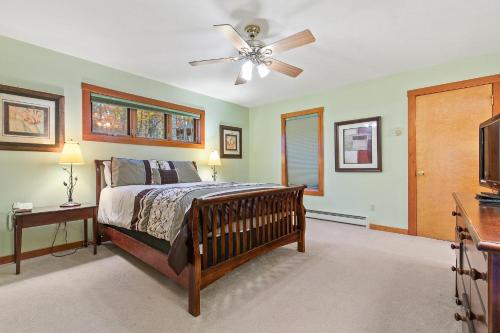 Timber Camp Hideaway with Wintergreen Advantage in Wintergreen, USA