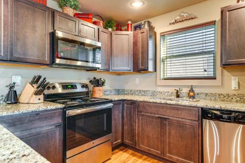 Cabin with Pool Access - Walk to Table Rock Lake! in Lampe, USA