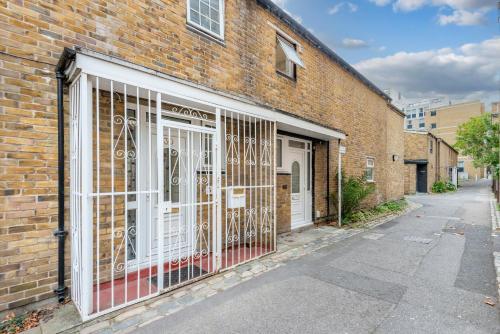 3BR Home Sleeps 6 With Free Parking Near Tower Bridge By Manifest Property Group Short Term Rental - image 7