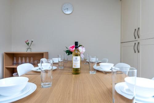 3BR Home Sleeps 6 With Free Parking Near Tower Bridge By Manifest Property Group Short Term Rental - image 13