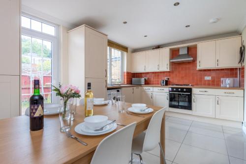 3BR Home Sleeps 6 With Free Parking Near Tower Bridge By Manifest Property Group Short Term Rental - image 6
