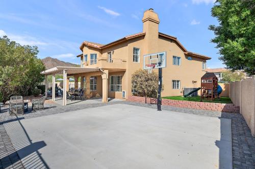 Elegant Scottsdale Desert Retreat with Private Pool, Hot Tub, Game Room, and Family-Friendly Amenities