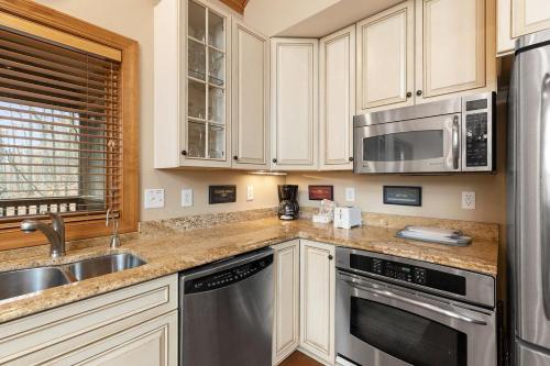 Chestnut Springs with Wintergreen Advantage - image 4