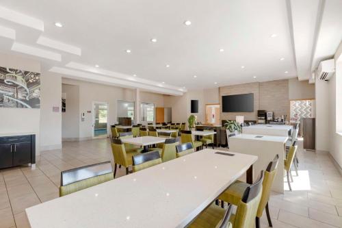 อาหารและเครื่องดื่ม, Best Western Plus Des Moines West Inn & Suites in คลีฟ (IA)