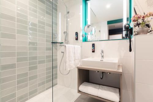 Holiday Inn - the niu, Flower Konstanz by IHG Room Type - Standard Queen Room