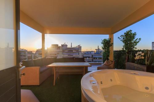 Aiolos Rooftop JUCCUZI with view near new smyrni square, Athens
