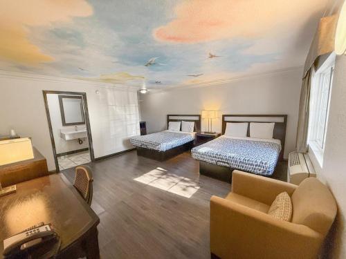 Super 7 Motel - Anaheim Packing District & Disneyland in Anaheim, USA