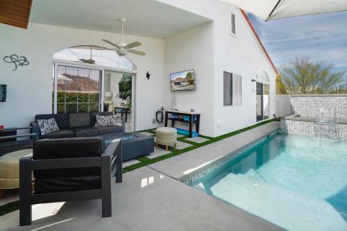 The Elemental Retreat- Pool Spa and Sauna in La Quinta, USA