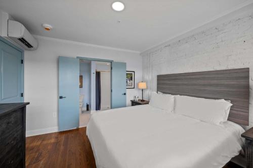 Discover Conway Trendy Downtown Loft in Conway, USA