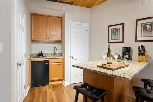 Mountain Inn Lodge 76 with Wintergreen Advantage in Wintergreen, USA