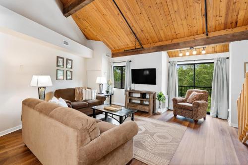 Mountain Inn Lodge 76 with Wintergreen Advantage in Wintergreen, USA