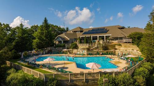 Mountain Inn Lodge 76 with Wintergreen Advantage in Wintergreen, USA
