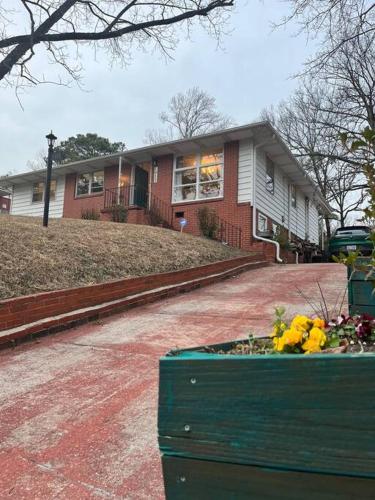 Spacious tranquil home close to downtown 5 beds