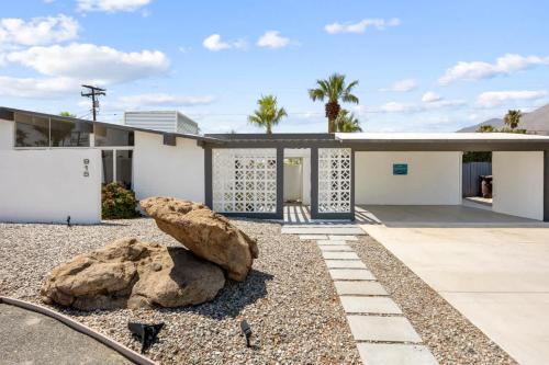 Club 915 Getaway- Pool BBQ and Pet Friendly in Palm Springs, USA