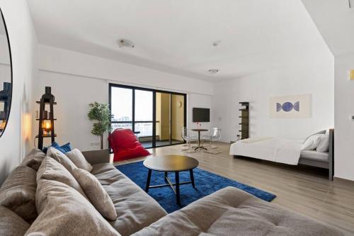 Full Sea View - Spacious & Newly Renovated Studio in JBR, Dubai (photo 3)