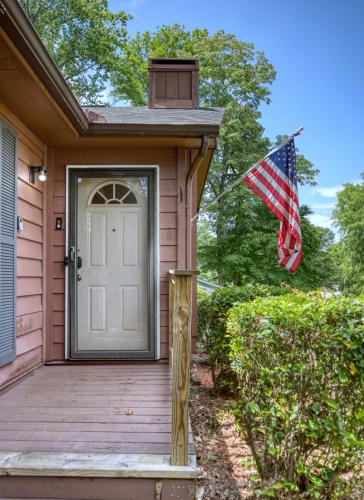 Columbus Cabin Wooded Retreat W Large Yard - image 2