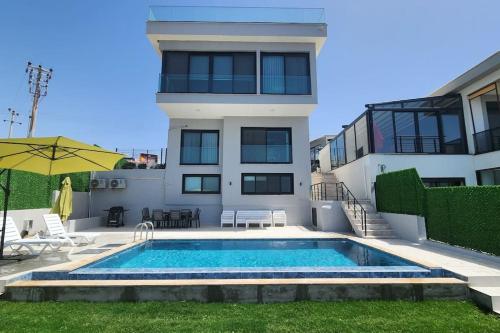 Villa Peak, Milas