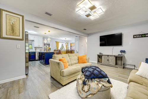 3 Mi to USF Chic Home with Yard in Tampa! in Tampa, USA