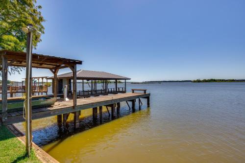 Lake Palestine Home with Boat Dock and View! in Chandler, USA